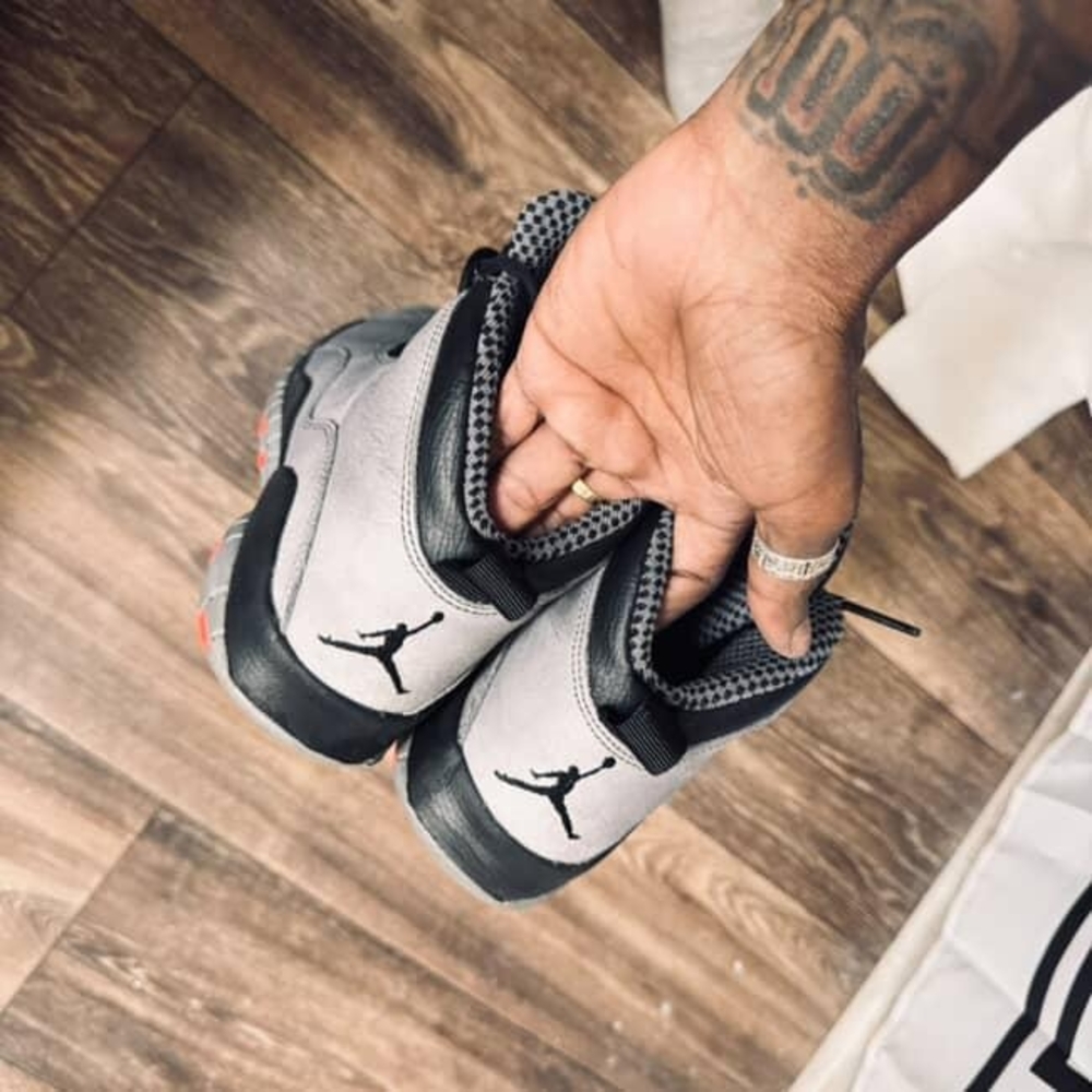 Jordan Gray Sneakers Classic Basketball Style